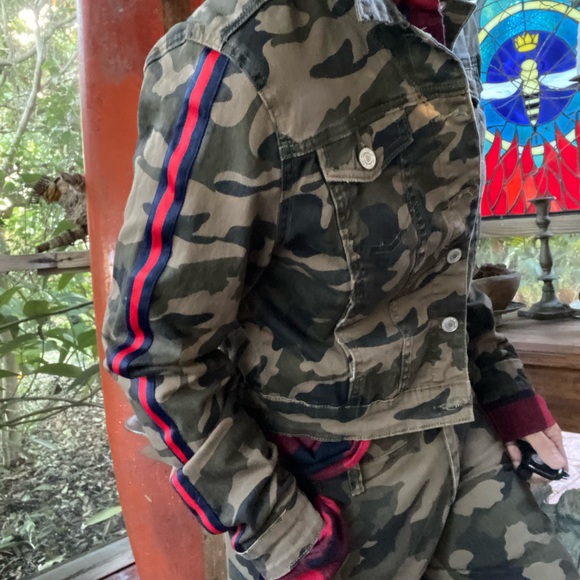 I&M Premium jeans, camo jacket with side stripes in navy and red. Size Medium - Picture 3 of 14